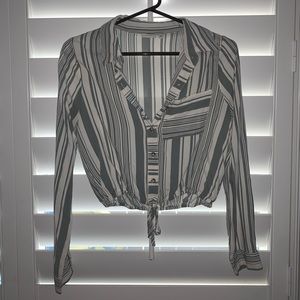 Size Small Casual Green/White Crop Shirt